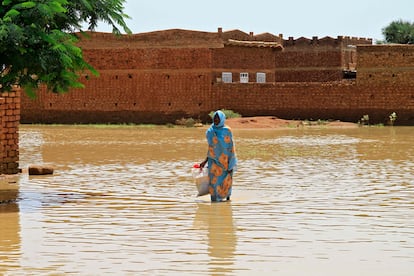 Una mujer cruza una aldea inundada, en el Estado sudanés del río Nilo, a unos 400 kilómetros al norte de la capital, Jartum, este pasado martes. Sudán declaró el estado de emergencia debido a las inundaciones en seis Estados.