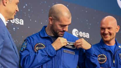 El ingeniero leonés Pablo Álvarez se coloca su distintivo de astronauta de la Agencia Espacial Europea hoy durante la ceremonia de graduación celebrada en Colonia (Alemania).