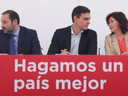 Un año después de las primarias, los socialistas caen en las encuestas y batallan para no acabar en la irrelevancia