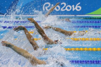 Nadadores participam dos 100 metros costas masculino.