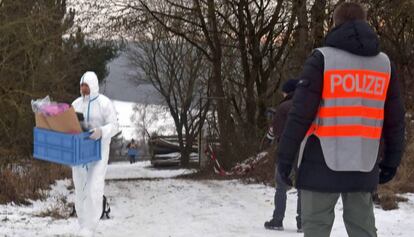 Los investigadores de la muerte de seis j&oacute;venes trabajan en el lugar donde fueron hallados los cuerpos. 