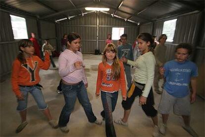 Los niños del colegio Trenc d&#39;Alba, durante un ensayo del musical &#39;Fama&#39;.