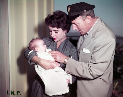 Michael Howard Wilding. Fruto de su matrimonio con el actor británico Michael Wilding, el hijo de Elizabeth Taylor tiene una vida diametralmente opuesta a la de sus padres. Su trayectoria está vinculada al mundo de las artes visuales y ha trabajado como escultor, aunque su obra no es demasiado conocida y no resulta fácil rastrear en internet demasiados detalles sobre su carrera.