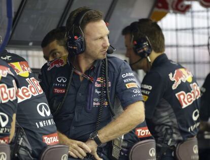 Horner, director de Red Bull, en el muro de su equipo en Singapur.