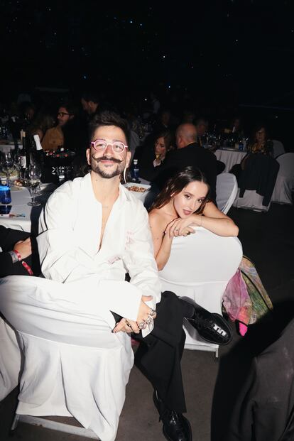 Los artistas y pareja Eva Luna y Camilo. Él se alzó como vencedor en la categoría de mejor artista global latino.