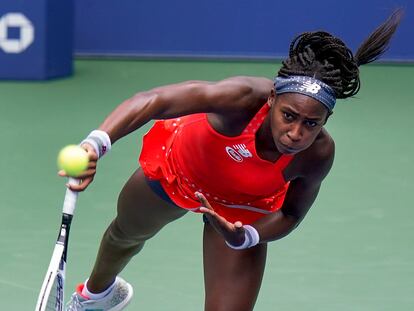 Gauff sirve durante el partido contra Sevastova en Nueva York.