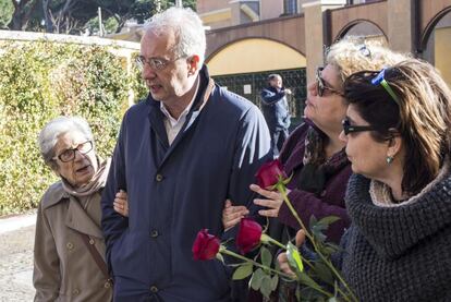 El exalcalde de Roma Walter Veltroni camina junto a la viuda de Ettore Scola, Gigliola, y sus hijas Silvia y Paola, durante el funeral del cineasta.