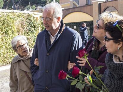 El exalcalde de Roma Walter Veltroni camina junto a la viuda de Ettore Scola, Gigliola, y sus hijas Silvia y Paola, durante el funeral del cineasta.