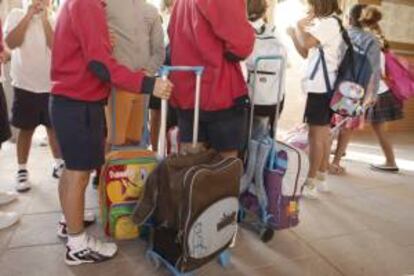 Varios niños llegan con sus mochilas al colegio. EFE/Archivo