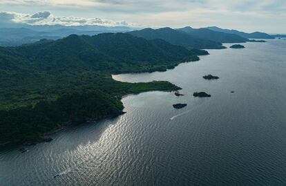 El Santuario, a punto de ser ampliado, existe desde 2013, cuando fue aprobado por las comunidades locales tras una consulta respecto a su creación. En la imagen, la costa montañosa y selvática de la área protegida, fronteriza con Panamá.