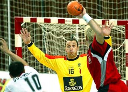 El jugador español Barrufet trata de obstruir el lanzamiento del polaco Jurasik en el Mundial de Balonmano.