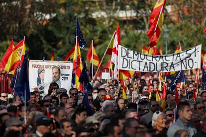Cientos de personas protestan este domingo en Madrid contra la amnistía a los encausados por el proceso independentista catalán de 2017.