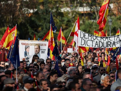 Cientos de personas protestan este domingo en Madrid contra la amnistía a los encausados por el proceso independentista catalán de 2017.