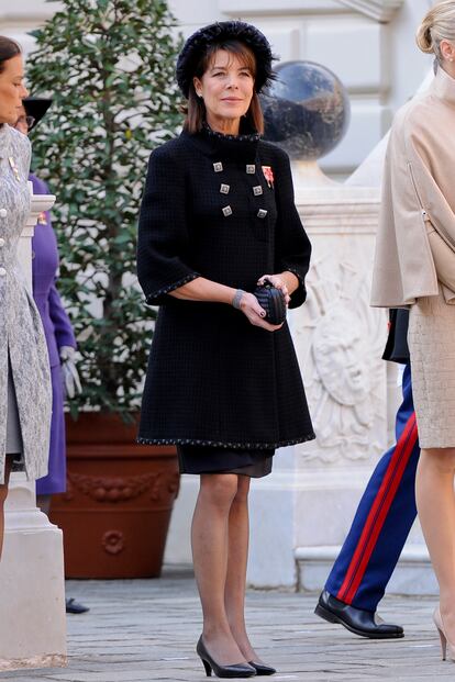 La mayor de los Grimaldi, la princesa Carolina, con abrigo de manga francesa y sombrero canotier de Chanel.
