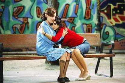 Carmen Maura y Penélope Cruz, en una imagen de <i>Volver,</i> de Pedro Almodóvar.