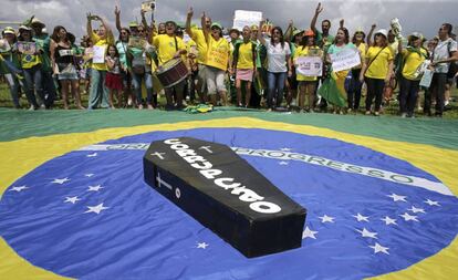 Manifestantes protestam diante do Congresso Nacional, em Brasília.