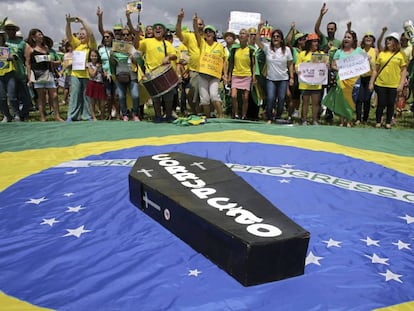 Manifestantes protestam diante do Congresso Nacional, em Bras&iacute;lia.