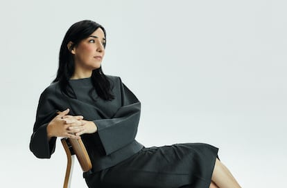 Ruiz de Azúa lleva top y falda de ADOLFO DOMÍNGUEZ.