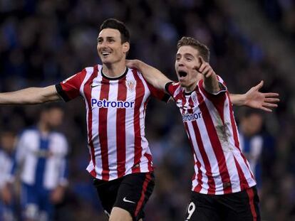 Aduriz y Munian celebran el primer gol.