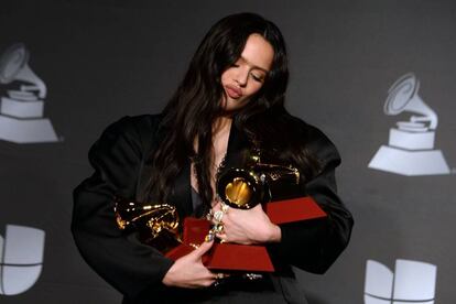 Rosalia posa con el premio al Mejor Álbum del Año, Mejor Álbum Vocal Pop Contemporáneo y Mejor Canción Urbana, durante la vigésima ceremonia anual de los Premios Grammy Latinos celebrado en Las Vegas (EE UU), el 15 de noviembre.