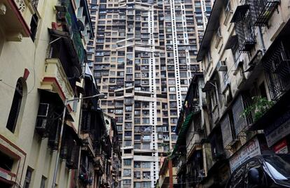 Una torre residencial tras viejos edificios en Mumbai, India.