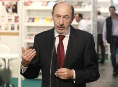 El secretario general del PSOE, Alfredo Pérez Rubalcaba, responde a la prensa durante su visita a la feria del libro LIBER 2013 en el Recinto ferial de la Casa de Campo hoy en Madrid.