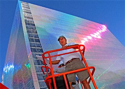 Hiro Yamagata, ayer, subido a una elevadora utilizada en el montaje de su instalación en el Guggenheim.