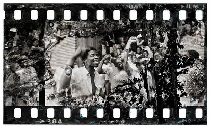 Manifestantes ante el Congreso de Sindicatos Sudafricanos (COSATU) después del mitin del 1 de mayo en el que se pidió que esa fecha pasase a ser un día de vacaciones pagadas. Johannesburgo, mayo de 1986.