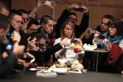 Asistentes de Madrid Fusión retratando un plato.