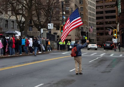 
Todos los trabajadores públicos de la ciudad de Boston deberán estar vacunados antes del 15 de enero. Una medida contra la que se manifestaron algunos detractores este jueves en el exterior de la Cámara de Representantes de Massachusetts.