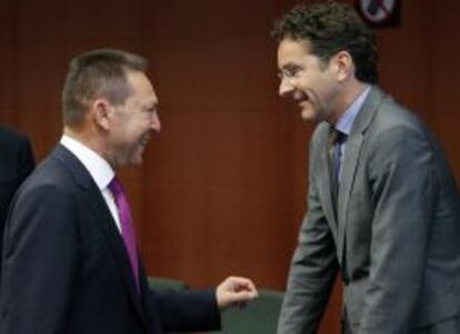 El ministro griego de finanzas, Yannis Stournaras, junto al presidente del Eurogrupo, Jeroen Dijsselbloem. 