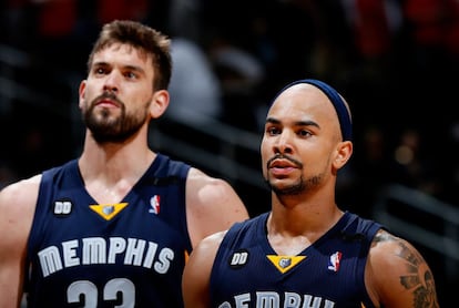 Marc Gasol y Jerryd Bayless.