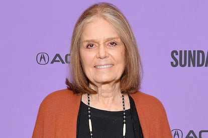 Gloria Steinem. “No sé vosotros, pero cuando me enfado de verdad, lloro... Tratamos de mantener el control demasiado tiempo y luego estallamos. En lugar de decir lo que nos molesta de una manera razonable, de repente explotamos. Una mujer que era ejecutiva me dijo una vez que se cabreaba en situaciones laborales en las que necesitaba hacerlo, lloraba y seguía hablando. La mayoría de sus empleados eran hombres, así que no les resultaba tan sencillo de entender. Ella les decía: 'Estoy llorando porque estoy enfadada. Puedes pensar que estoy triste, pero no lo estoy. Así es como me enfado'. Siempre quise hacer eso. Sigue siendo mi objetivo", confesó la activista por los derechos de las mujeres en la newsletter de Lena Dunham.