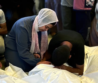 Palestinos lloran a muertos en un ataque israelí en la zona de Al Mawasi, en el sur de Gaza, este domingo.