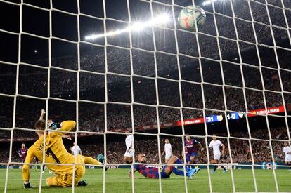 Momento en el que Arturo Vidal (centro) marca su gol al Sevilla.
