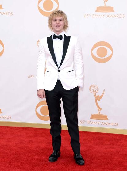 Mitad Rod Stewart en sus años mozos, mitad niño del maíz disfrazado de camarero. Lo de Evan Peters (American Horror Story) en la gala de los Emmy es digno de estudio.