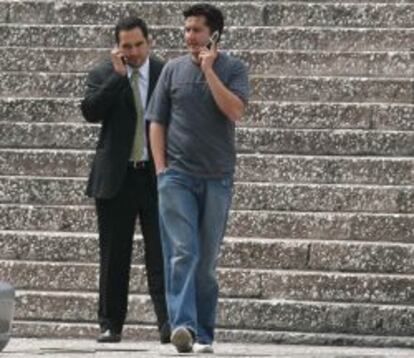 Hombres hablando por móvil.