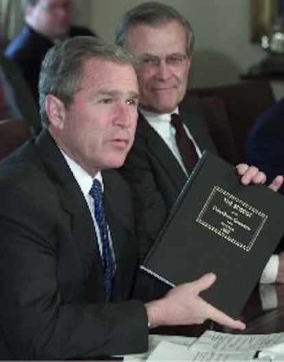 El presidente Bush, con una copia del presupuesto, ayer en el Congreso.