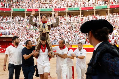 Roca Rey, a hombros tras cortar dos orejas.