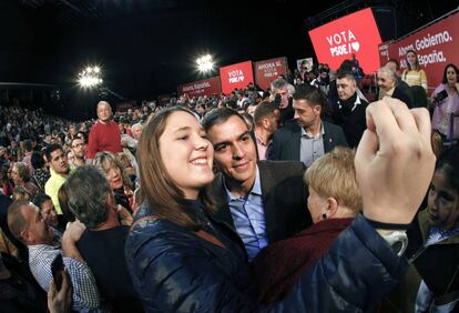 Caretaker PM Pedro Sánchez campaigning in Pamplona on Friday.
