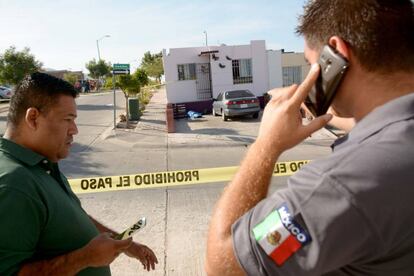 Dos policías de Sinaloa, frente al cuerpo de un compañero asesinado.