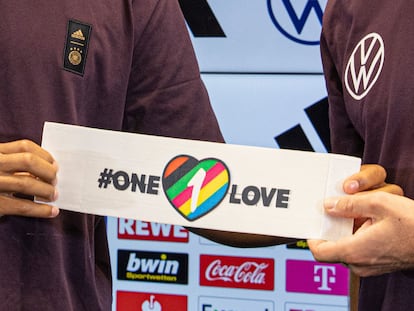 La selección alemana presenta el brazalete que lucirá en el Mundial, en apoyo a la comunidad LGTBI.