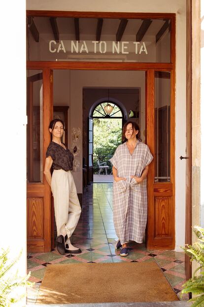 Las hermanas Teresa y María Solivellas, en la puerta de su restaurante Ca Na Toneta. (Foto: Victor Staaf)