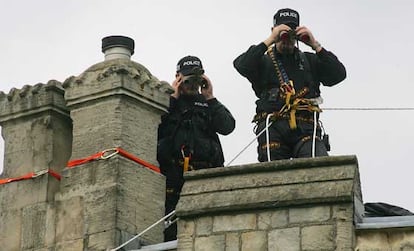 Los guardias irlandeses acompañaron la caminata con música de los años 50. En medio de fuertes medidas de seguridad, la soberana aceptó cada uno de los regalos que recibió de los ciudadanos, que le vitorearon a lo largo del camino. Pese a su avanzada edad, Isabel II no mostró signos de cansancio durante el recorrido de más de 40 minutos por las calles de Windsor, un pueblo que fue testigo hace un año de la boda del heredero de la Corona y Camilla, duquesa de Cornualles.