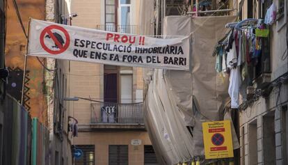 Una pancarta contra l'especulació immobiliària al barri del Raval