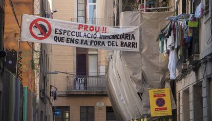 Una pancarta contra la especulación inmobiliaria en el barrio del Raval