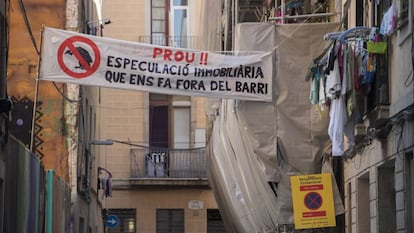 Una pancarta contra la especulación inmobiliaria en el barrio del Raval