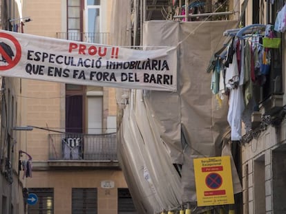 Una pancarta contra l'especulació immobiliària al barri del Raval