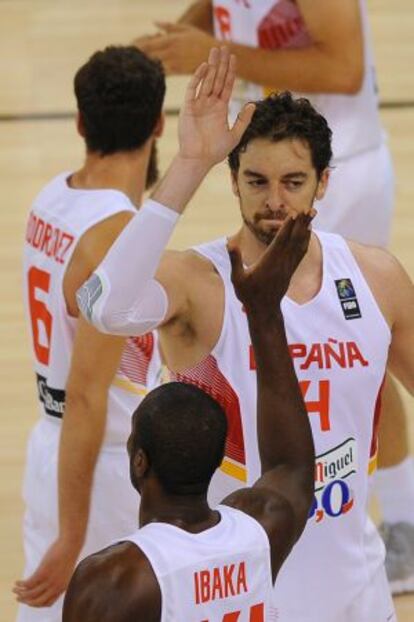 Pau Gasol se saludo con Serge Ibaka durante el partido.