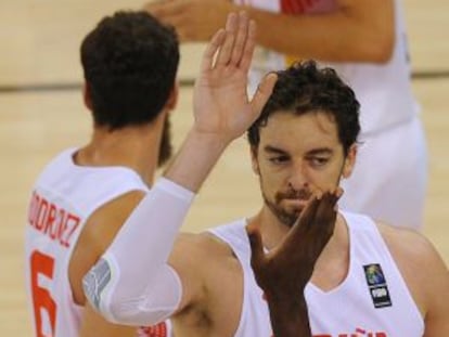 Pau Gasol se saludo con Serge Ibaka durante el partido.